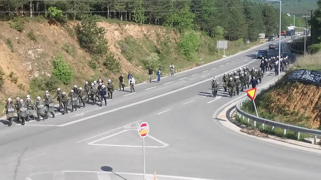 ΣΚΟΥΡΙΕΣ ΤΩΡΑ! Δυνάμεις των ΜΑΤ απωθούν τους κατοίκους! [photos] - Φωτογραφία 2