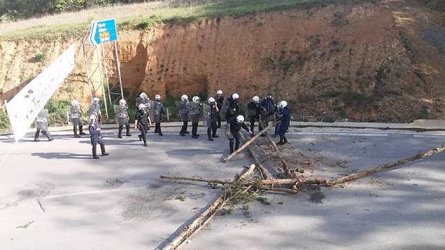 ΣΚΟΥΡΙΕΣ ΤΩΡΑ! Δυνάμεις των ΜΑΤ απωθούν τους κατοίκους! [photos] - Φωτογραφία 6