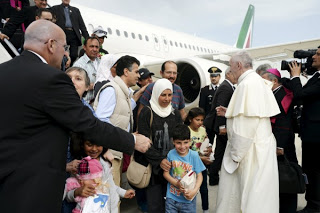 Ο Πάπας Φραγκίσκος απαντά: Ποιοι είναι οι 12 πρόσφυγες που πήρε μαζί του και γιατί διάλεξε αυτούς; - Φωτογραφία 1