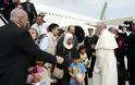 Ο Πάπας Φραγκίσκος απαντά: Ποιοι είναι οι 12 πρόσφυγες που πήρε μαζί του και γιατί διάλεξε αυτούς;