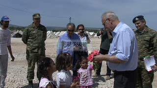 Ιωάννινα:Αναπάντεχο καλωσόρισμα για τον κ.Βίτσα Με λουλούδια και ένα τραγούδι τον υποδέχθηκαν παιδάκια του καταυλισμού [photos] - Φωτογραφία 1