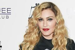 Δείτε πώς ντύθηκε η Madonna για να βγει βόλτα με τον γιο της... [photos]