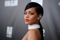Δείτε πώς εμφανίστηκε η Rihanna στο Coachella! Mε ποιον φλέρταρε; [photos]