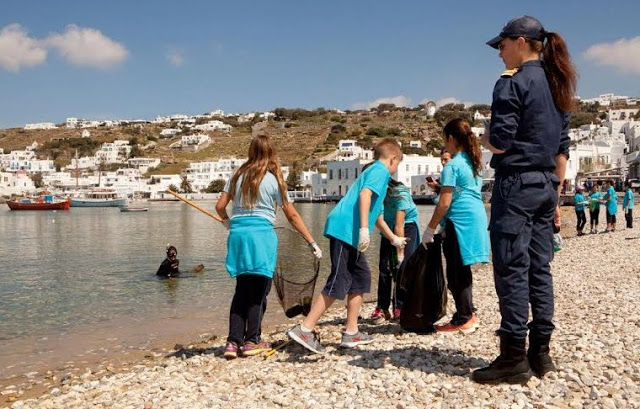 Καθαρισμός γιαλού και βυθού Μυκόνου από τους μαθητές δημοτικού και την Κατερίνα Τοπούζογλου [photos] - Φωτογραφία 4