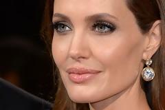 Απίστευτο! Που εντοπίσαμε την σωσία της Angelina Jolie; [photos]