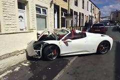 Αν είναι δυνατόν! Νοίκιασαν Ferrari για το γάμο τους και την κατέστρεψαν επειδή... [photos]