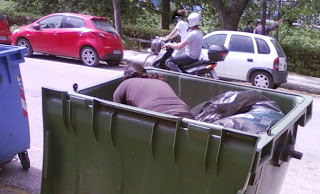Σκληρές εικόνες στα Τρίκαλα: Γυναίκα μέσα στο κάδο σκουπιδιών να βρει τρόφιμα - Φωτογραφία 1