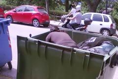 Σκληρές εικόνες στα Τρίκαλα: Γυναίκα μέσα στο κάδο σκουπιδιών να βρει τρόφιμα