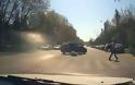 Βίντεο - σοκ: Το αυτοκίνητο έκανε αναστροφή και αυτό που συνέβη τους άφησε όλους με το στόμα ανοιχτό! [video]