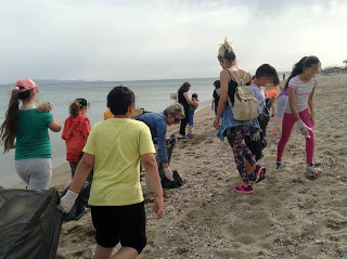 Δήμος Μαλεβιζίου: Οι μαθητές καθάρισαν την παραλία [photos] - Φωτογραφία 1