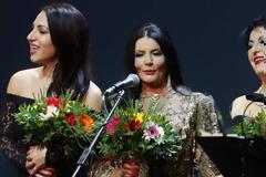 Ζωζώ Σαπουντζάκη: Mε στενό μίνι φόρεμα στα 83 της! [photos]