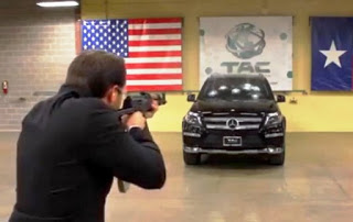 Δεν θα πιστεύετε στα μάτια σας τι έπαθε μια θωρακισμένη Mercedes όταν τη πυροβόλησαν με Καλάσνικοφ [video] - Φωτογραφία 1