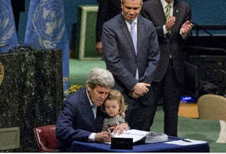 Ο Τζον Κέρι υπέγραψε την Συμφωνία για το Κλίμα αγκαλιά με την εγγονή του - Φωτογραφία 1