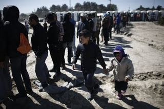 Συμπλοκές μεταξύ μεταναστών στην Ειδομένη και στον Πειραιά - Φωτογραφία 1