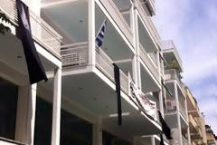 Πάτρα: Μαύρες σημαίες στα γραφεία της Ενωσης Συντακτών - Συνεχίζουν οι δημοσιογράφοι την απεργία τους