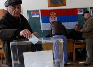 Στις κάλπες για τις πρόωρες εκλογές οι Σέρβοι - Φωτογραφία 1