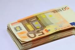 Είναι γυναίκα και βγάζει 500 ευρώ κάθε δευτερόλεπτο - Ποια είναι;