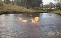 Πυρκαγιά σε ποταμό της Αυστραλίας για διαμαρτυρία [video]