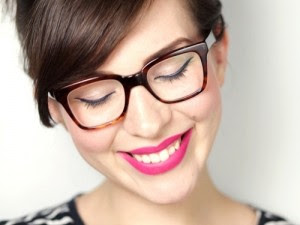 7 μικρά μυστικά μακιγιάζ για όσες φορούν γυαλιά μυωπίας [photos] - Φωτογραφία 1