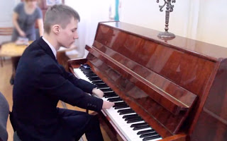 Χίλια μπράβο! Δεν έχει δάχτυλα αλλά αυτό δεν τον εμπόδισε να γίνει πιανίστας και μάλιστα από τους καλύτερους... [video] - Φωτογραφία 1