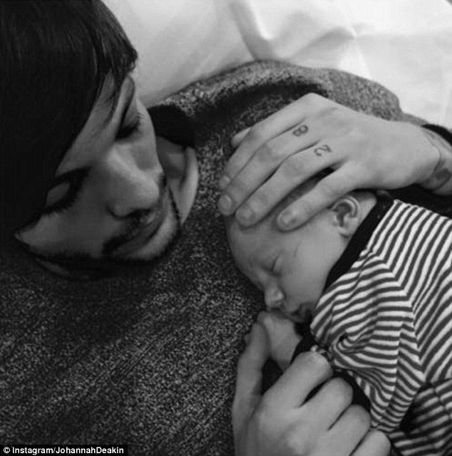 Η φωτογραφία του Louis Tomlinson με τον γιο του που λύγισε το διαδίκτυο... [photo] - Φωτογραφία 2