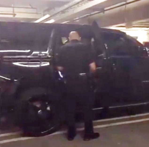 Γιατί έψαχναν οι αστυνομικοί το αυτοκίνητο του Tyga; [photos] - Φωτογραφία 2