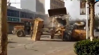 Απίστευτο βίντεο: Στην Κίνα γίνεται... η μάχη της μπουλντόζας στη μέση του δρόμου! [video] - Φωτογραφία 1