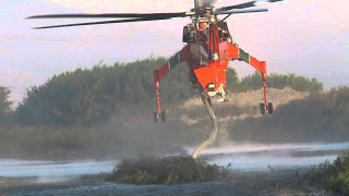 ΤΩΡΑ: Αεροδιακομιδή με ελικόπτερο της Πυροσβεστικής δυο μεσήλικων - Φωτογραφία 1