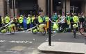 Σοκ στον Μαραθώνιο του Λονδίνου: Στρατιωτικός κατέρρευσε και πέθανε 3 χλμ πριν τον τερματισμό! [photo] - Φωτογραφία 1