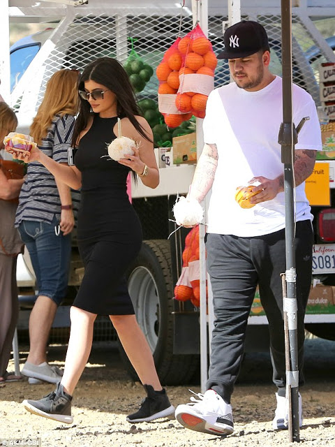 Με ποιον πήγε η Kylie Jenner να πάρει... φρούτα; [photos] - Φωτογραφία 3