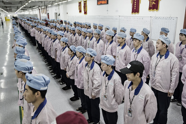 Το Bloomberg βρέθηκε για πρώτη φορά στο εργοστάσιο που κατασκευάζονται τα iphone και μας το παρουσιάζει - Φωτογραφία 2