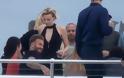 Ποια είναι αυτή η ξανθιά και τι κάνει σε σκάφος με τον David Beckham; [photos]
