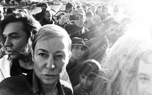Δείτε τη selfie του Βασίλειου Κωστέτσου με τον Τρύφωνα Σαμαρά μαζί με τους πρόσφυγες... [photo] - Φωτογραφία 2