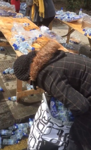 Έλεψαν εκατοντάδες μπουκαλάκια με νερό στο Μαραθώνιο του Λονδίνου! - Φωτογραφία 4