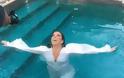 Ανατρεπτική η «Λαίδη»: Βούτηξε στην πισίνα με τα ρούχα! [photos] - Φωτογραφία 2