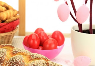 Λαμπάδες, τσουρέκια, αβγά και αρνί στη σούβλα: Πως καθιερώθηκαν τα έθιμα του Πάσχα; - Φωτογραφία 1
