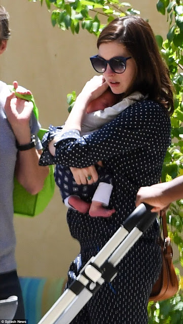 Δείτε τις πρώτες φωτογραφίες της Anne Hathaway μαζί με το νεογέννητο μωρό της [photos] - Φωτογραφία 3