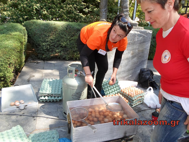 Έβαψαν και μοίρασαν αυγά οι Εθελοντές του Δήμου Τρικκαίων [photos] - Φωτογραφία 2