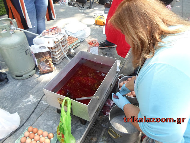 Έβαψαν και μοίρασαν αυγά οι Εθελοντές του Δήμου Τρικκαίων [photos] - Φωτογραφία 3