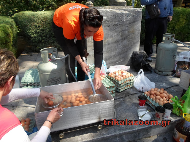 Έβαψαν και μοίρασαν αυγά οι Εθελοντές του Δήμου Τρικκαίων [photos] - Φωτογραφία 5