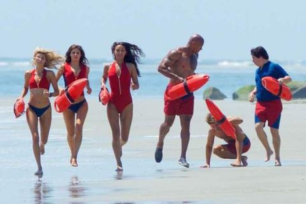 Η επική τούμπα του Zac Efron από τα γυρίσματα του Baywatch [photos] - Φωτογραφία 4