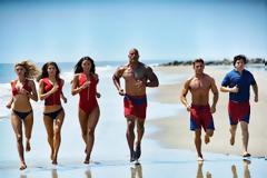 Η επική τούμπα του Zac Efron από τα γυρίσματα του Baywatch [photos]