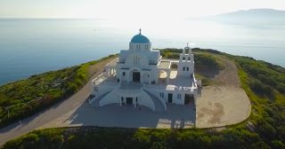 Η πανέμορφη εκκλησία του Προφήτη Ηλία στο Λαύριο σε ένα εντυπωσιακό εναέριο βίντεο - Φωτογραφία 1