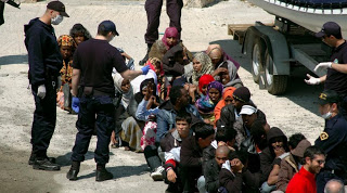 Επικίνδυνη η κατάσταση στη Χίο με τους πρόσφυγες και τους μετανάστες - Φωτογραφία 1