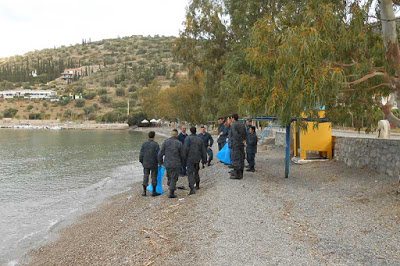 Καθαρισμός ακτών από σμηνίτες στα Αντίκυρα: Διατάζουν το χαμαλίκι και το διαφημίζουν ως εθελοντισμό και κοινωνική προσφορά του στρατού! - Φωτογραφία 2