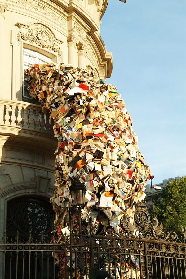 5.000 βιβλία “πετάχτηκαν” από το παράθυρο! - Φωτογραφία 2