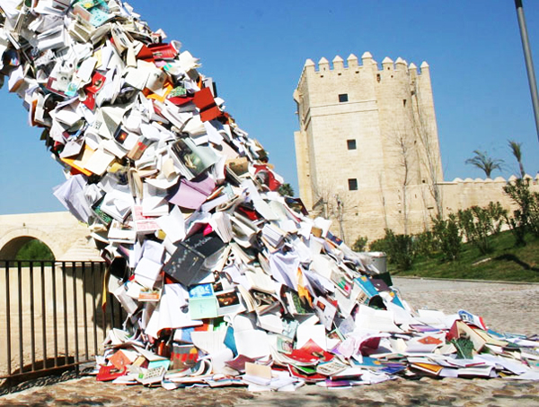 5.000 βιβλία “πετάχτηκαν” από το παράθυρο! - Φωτογραφία 5