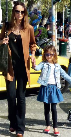 Μπέττυ Μαγγίρα - Δημήτρης Μάζης: Βόλτα στη Γλυφάδα με τις κόρες τους! - Φωτογραφία 3