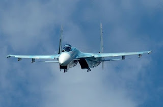 Ρωσικό α/φ Su-27 σε ελιγμούς 10 μέτρα από RC-135 της USAF - Φωτογραφία 1