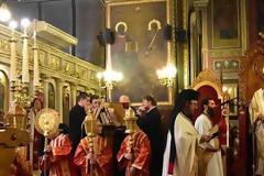 Συνάντηση τριών επιταφίων στην πλατεία Συντάγματος  στο Ναύπλιο
